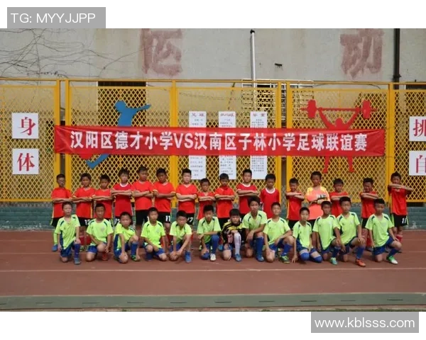 52位足球明星同框合影展现绿茵传奇瞬间与友谊的力量 52位足球明星同框合影展现绿茵传奇瞬间与友谊的力量