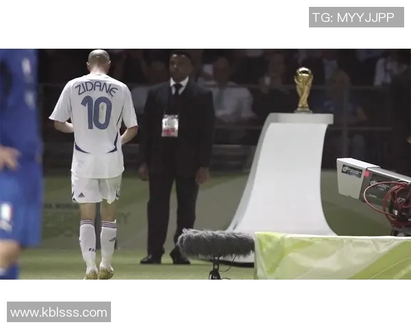 逆境中的足球巨星们如何逆风翻盘展现不屈精神与荣耀时刻