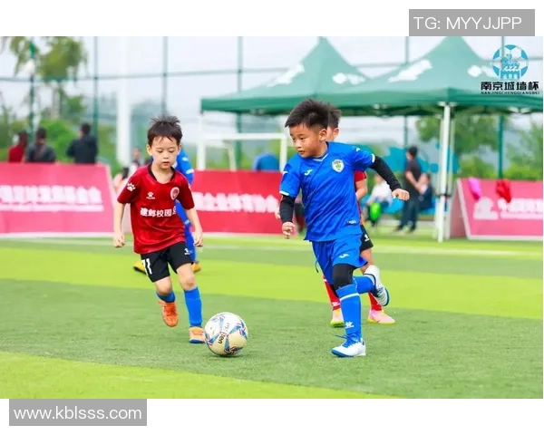 中锋位置上的足球明星们如何在比赛中展现个人魅力与团队合作精神