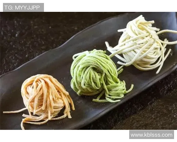 国外足球明星聚餐火锅盛宴揭秘球场外的美食情缘